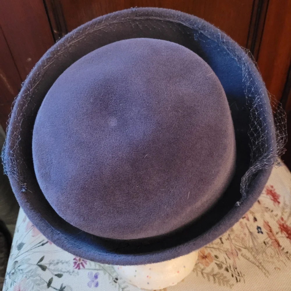 Elegant Blue Veil Hat - Picture 3 of 11